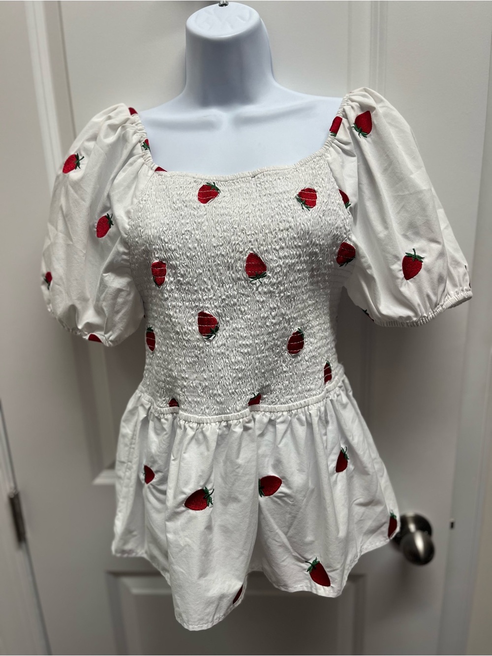 Coco & Shay White Embroidered Strawberry Smocked Peplum Top 1XL Puff Sleeve